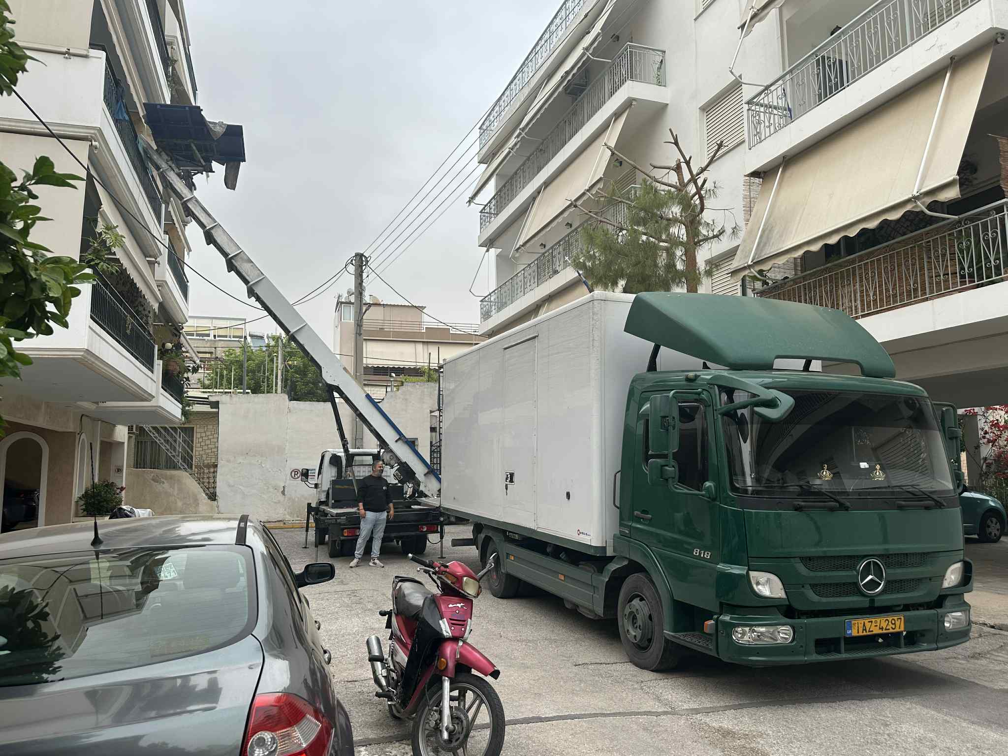 Φορτηγό της Machairis Transport φορτωμένο για μετακόμιση στα Ιωάννινα σε επαρχιακό περιβάλλον